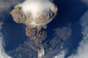 Що викидає вулкан на поверхню під час виверження? Що викидає вулкан на поверхню під час виверження?